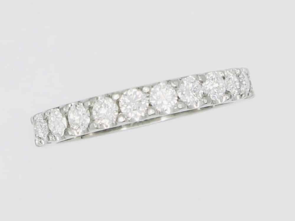 1411520 2 Elegant diamond band ring