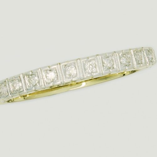 Elegant diamond-studded gold ring
