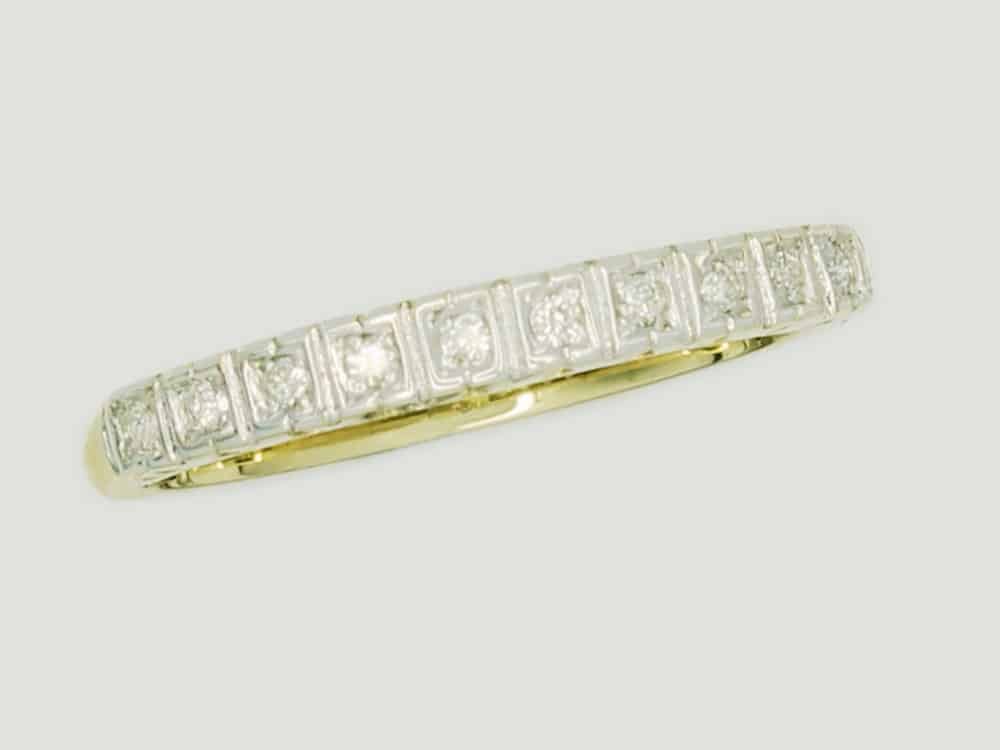 1410086 6 Elegant diamond-studded gold ring