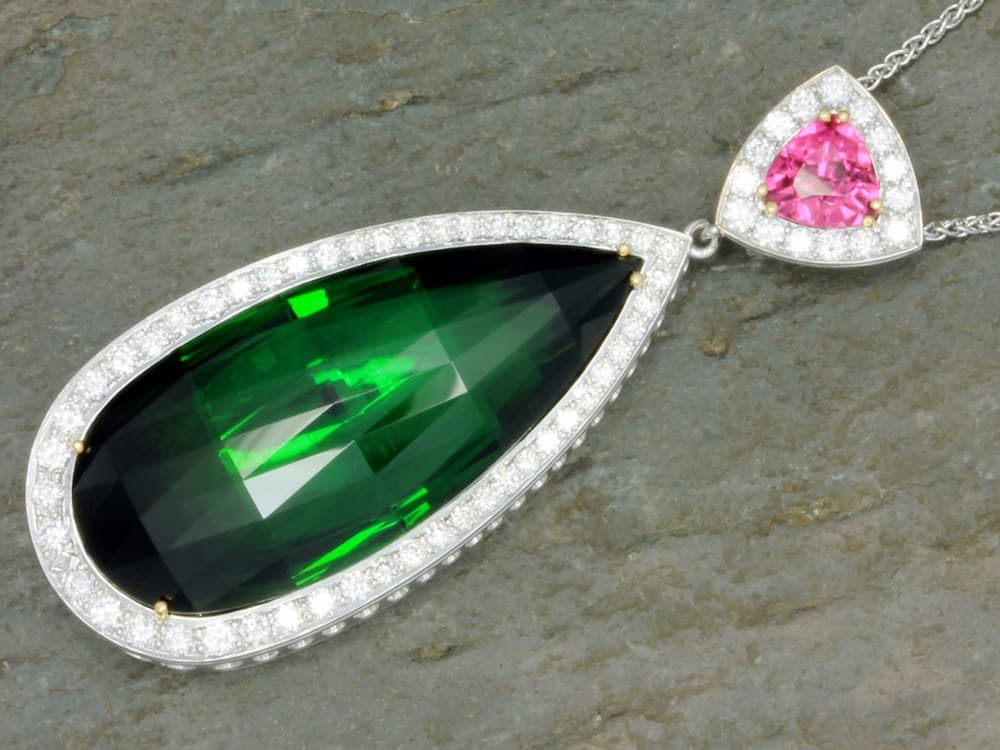 20004897 13 Elegant pendant with green and pink gemstones