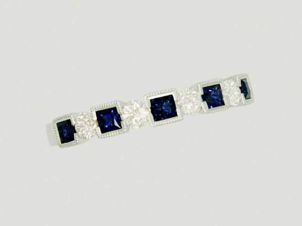 0710906 9 Elegant ring with blue gemstones