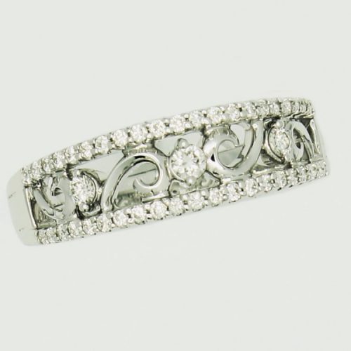 Elegant silver ring with diamonds