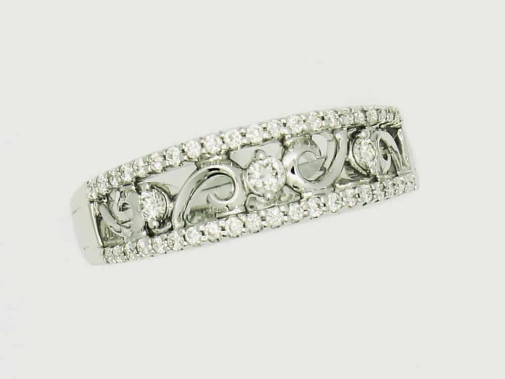 1411636 9 Elegant silver ring with diamonds