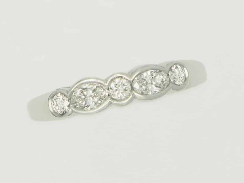 1411845 11 Elegant silver ring with diamonds