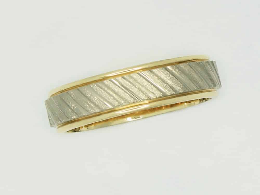 131136 1 Gold and silver textured ring