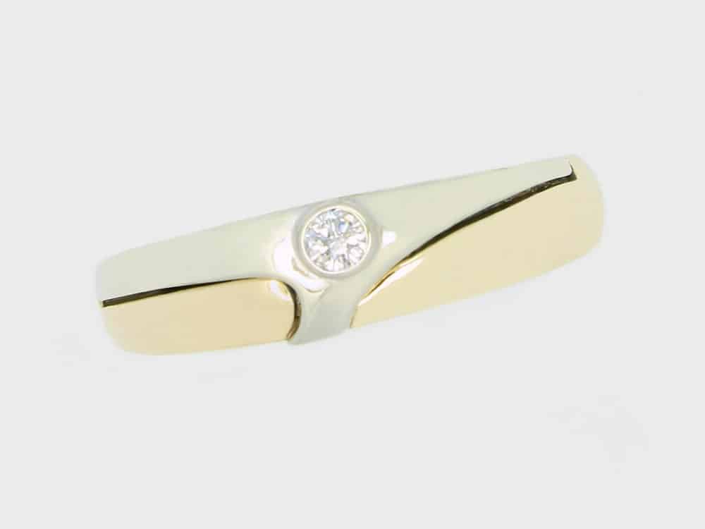 1510929 13 Gold ring with diamond accent