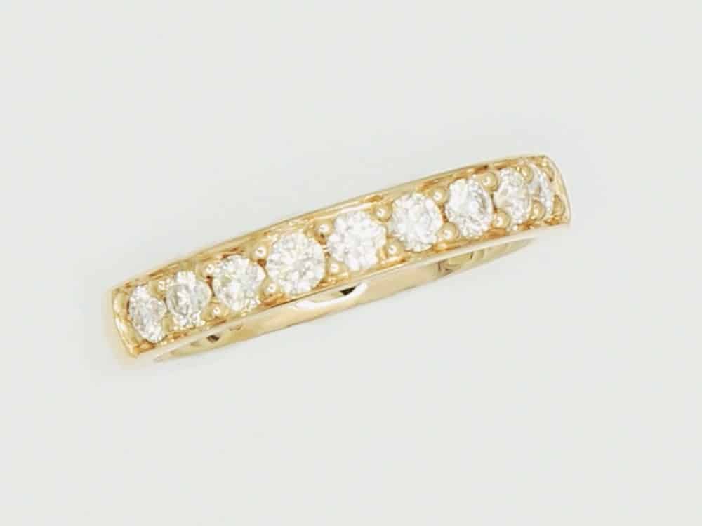 1411881 12 Gold ring with diamond accents