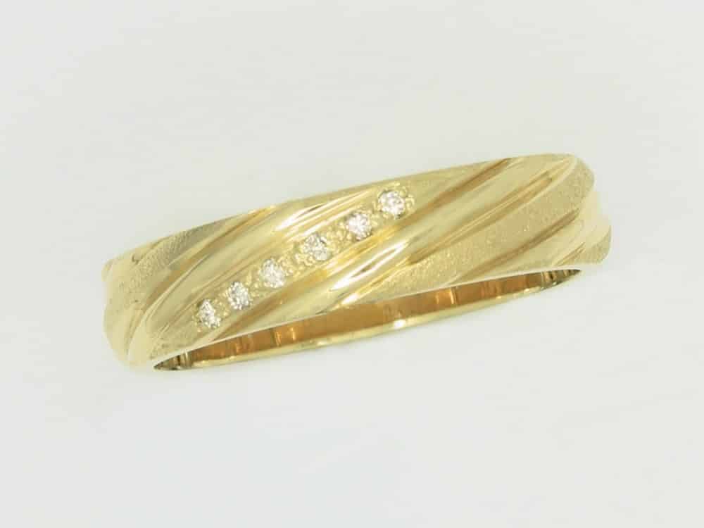 1510222 12 Gold ring with diamond accents