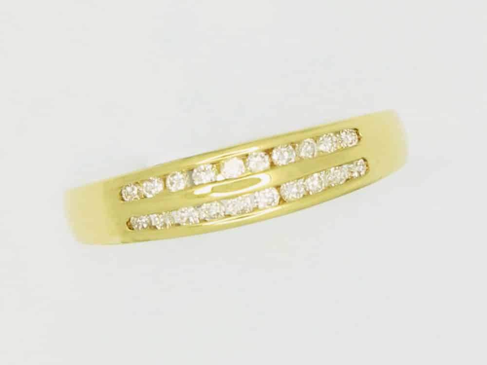 1410278 7 Gold ring with diamond accents