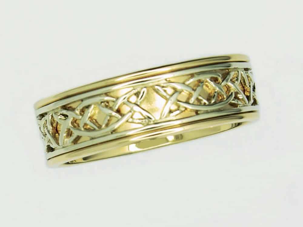 131496 7 Gold ring with intricate design