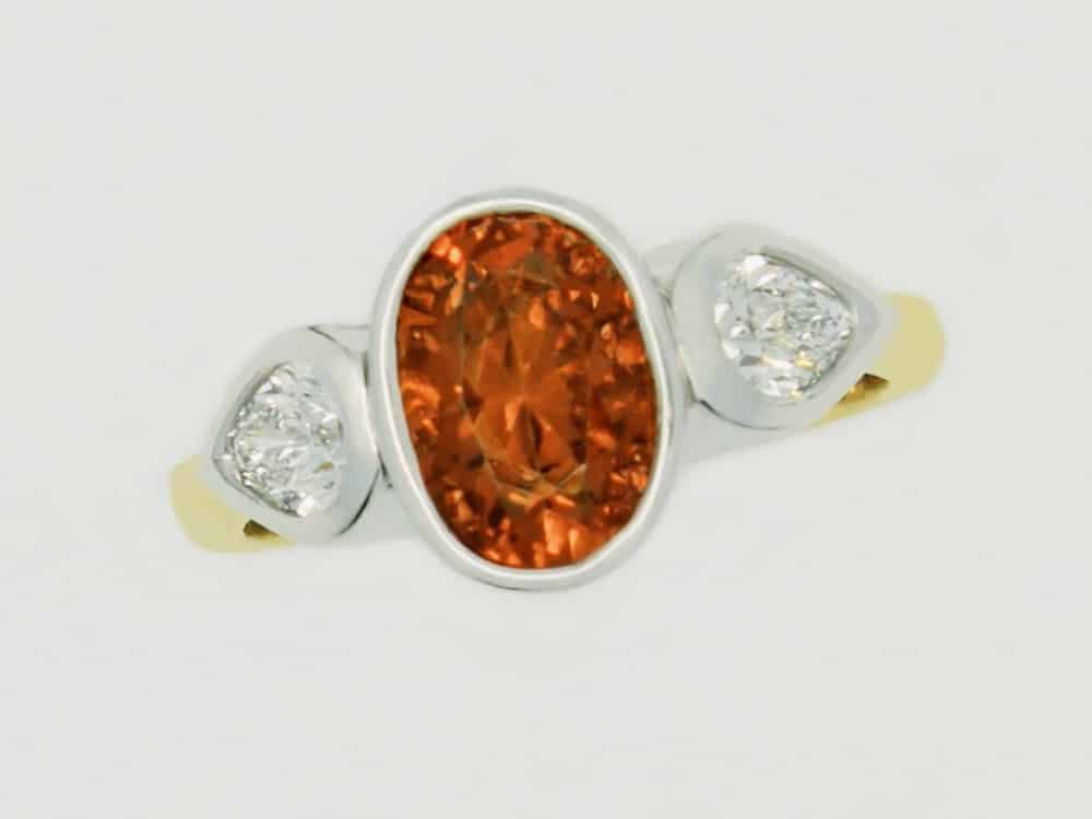 0711329 10 Gold ring with orange gemstone centerpiece