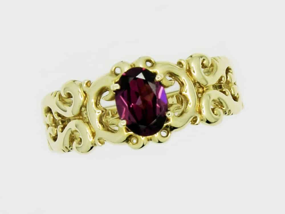 0711611 11 Gold ring with purple gemstone
