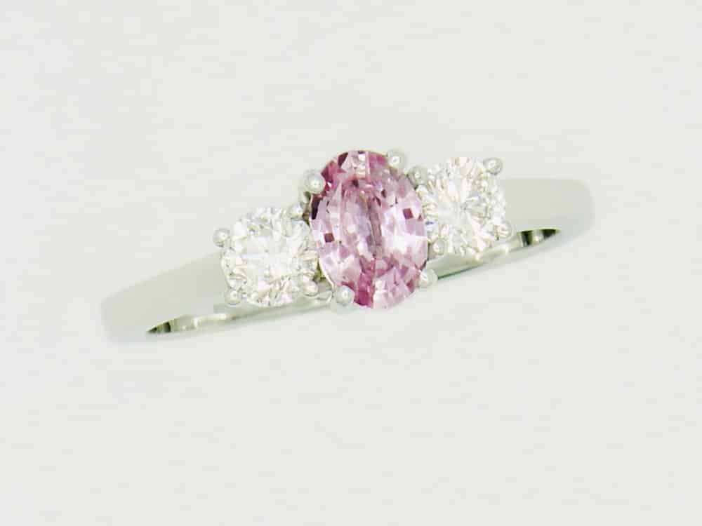 0311107 7 Ring with pink and white gemstones
