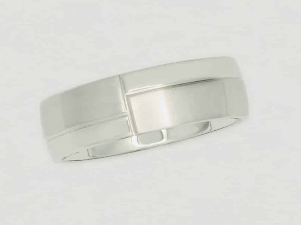 131745 10 Silver ring with modern design