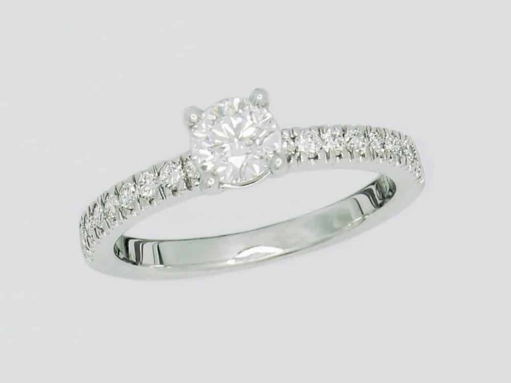 0111440 21 Elegant diamond engagement ring.