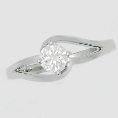 Elegant silver ring with diamond