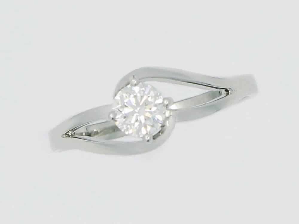 0111663 18 Elegant silver ring with diamond