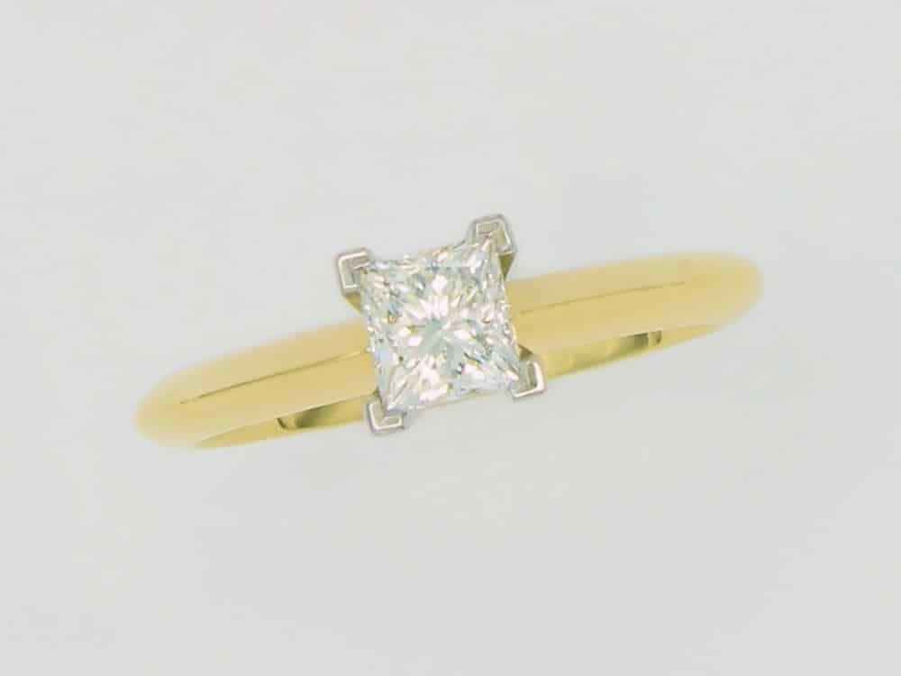 0111594 23 Gold ring with a diamond centerpiece