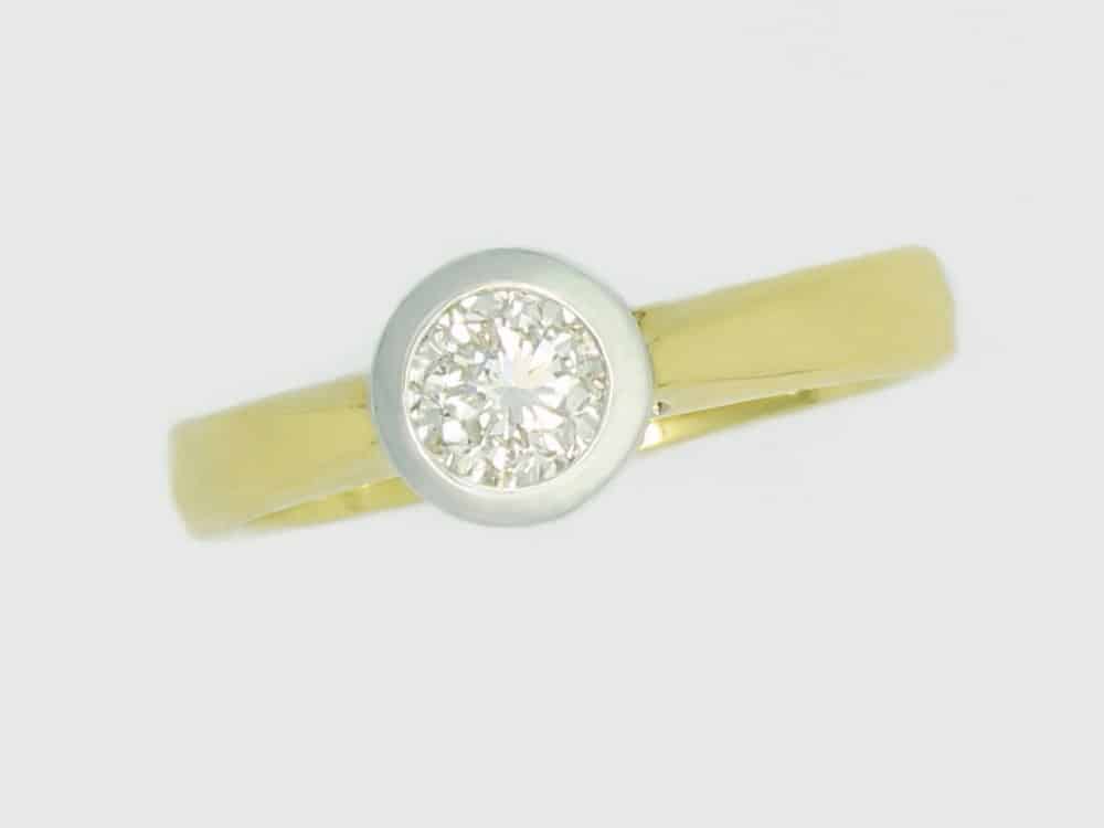 0111296 24 Gold ring with central diamond
