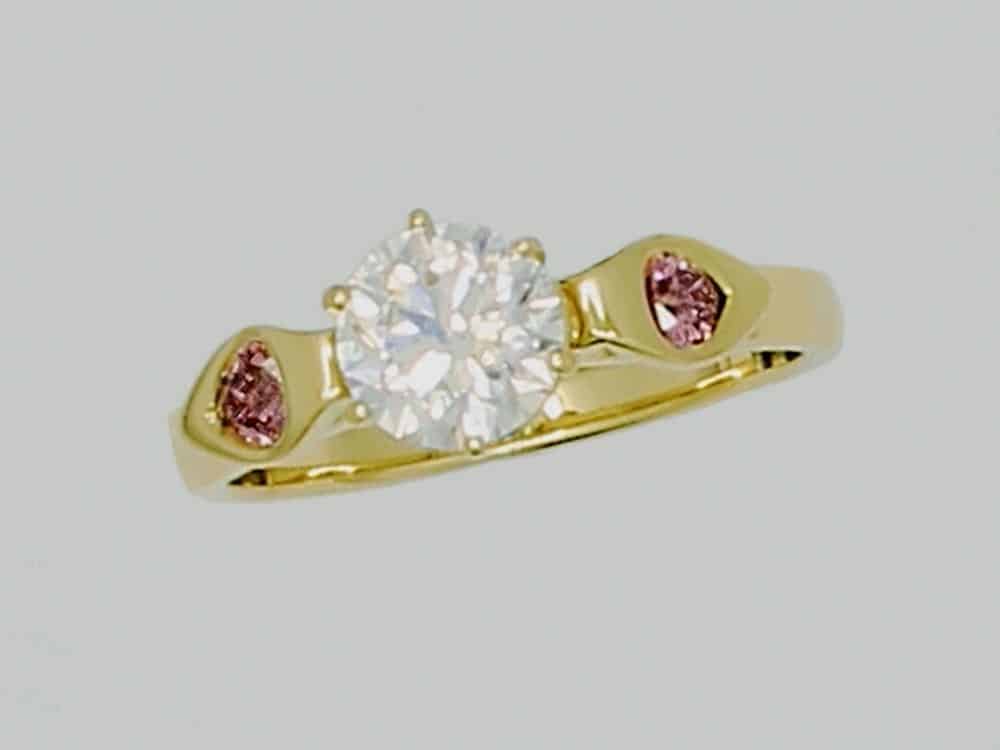 0111691 17 Gold ring with diamond and pink stones